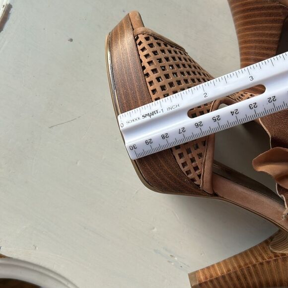 Women's Perforated Leather Platform Peep-Toe Heeled Sandals - Tan EUC Size 9M - Picture 12 of 16